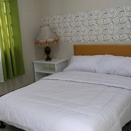 Big M Condotel Las Piñas Esterno foto